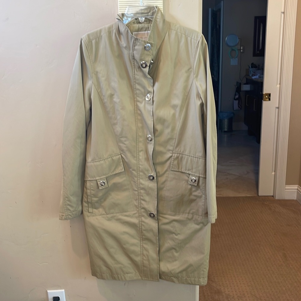 Gorgeous contemporary style rain jacket 🧥 from Michael Kors!!